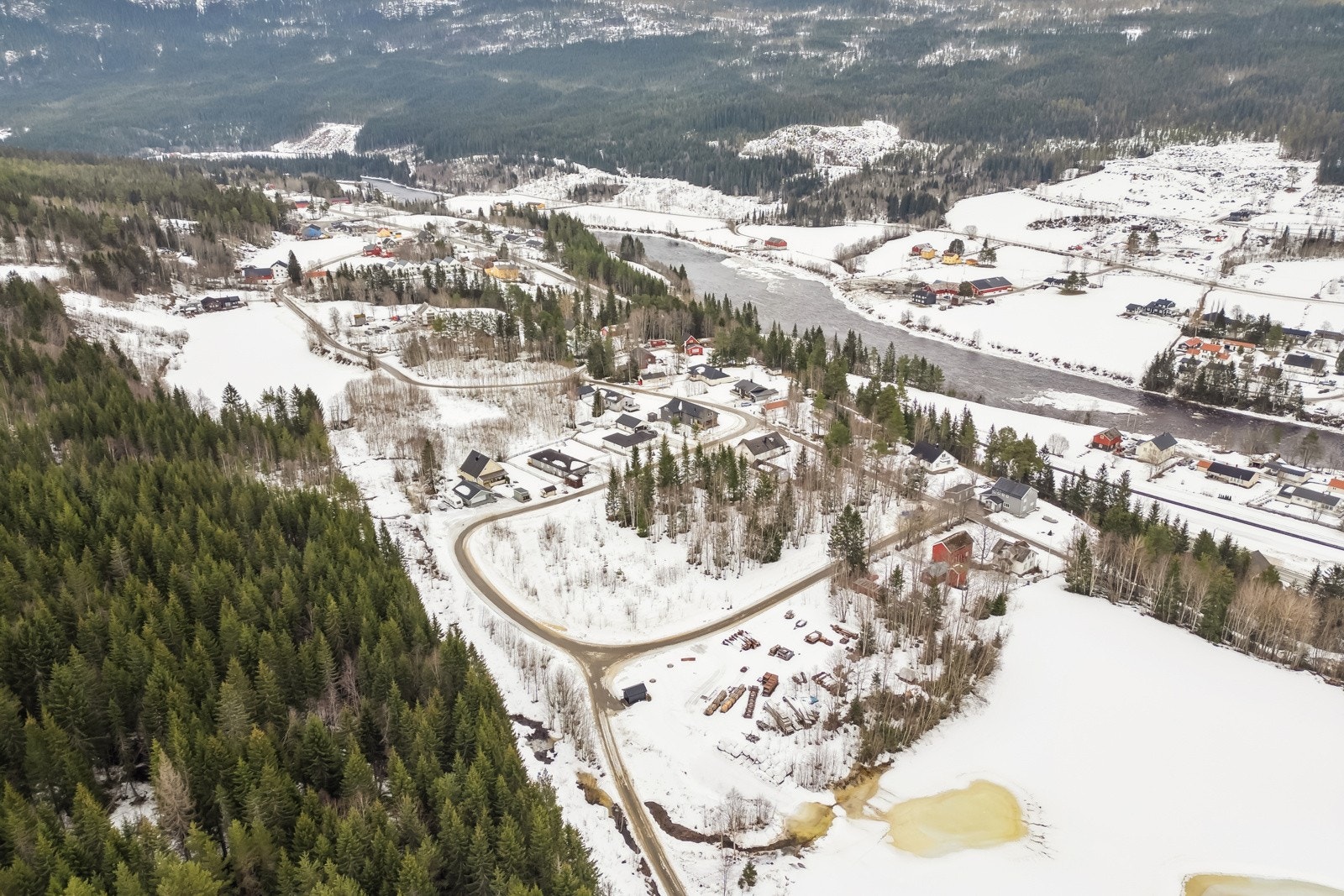 Dette er et familievennlig nabolag med nærhet til både skoler, barnehager, kollektivtransport og dagligvarebutikker. Galleribilde