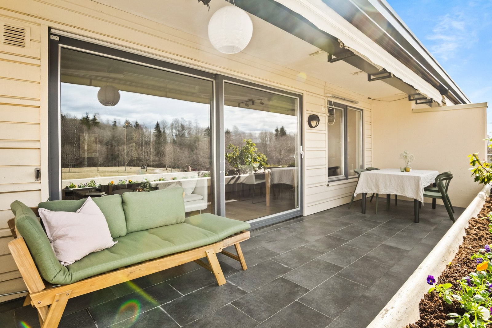 Her har du god plass til en sittegruppe, grill og dekorativ beplantning. Galleribilde
