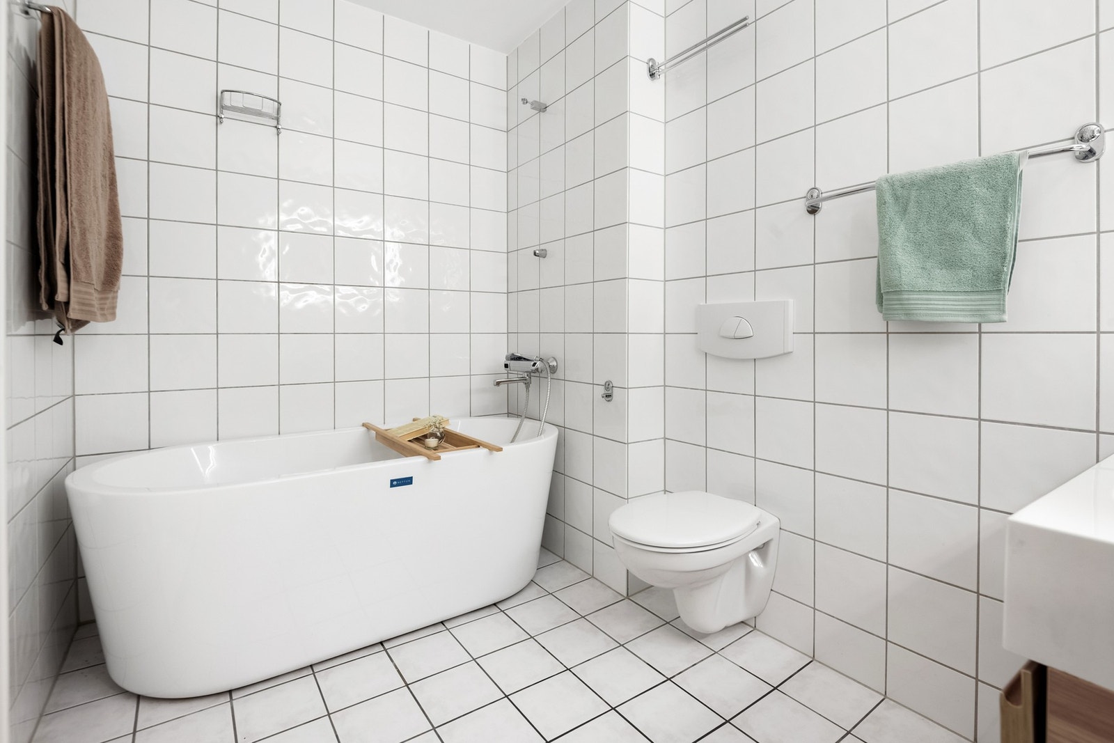 Badet har badekar fra 2019 og opplegg for vaskemaskin. Galleribilde