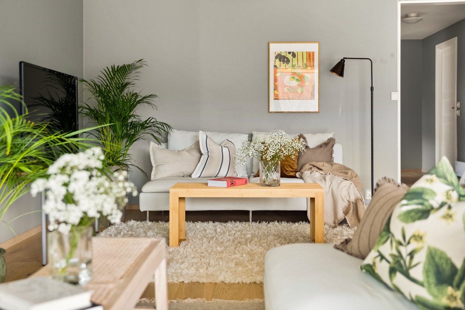 Stuen har god utforming og er enkel å møblere. Det er naturlig plass til både en spisegruppe, sofa og TV med tilhørende møblement. Galleribilde