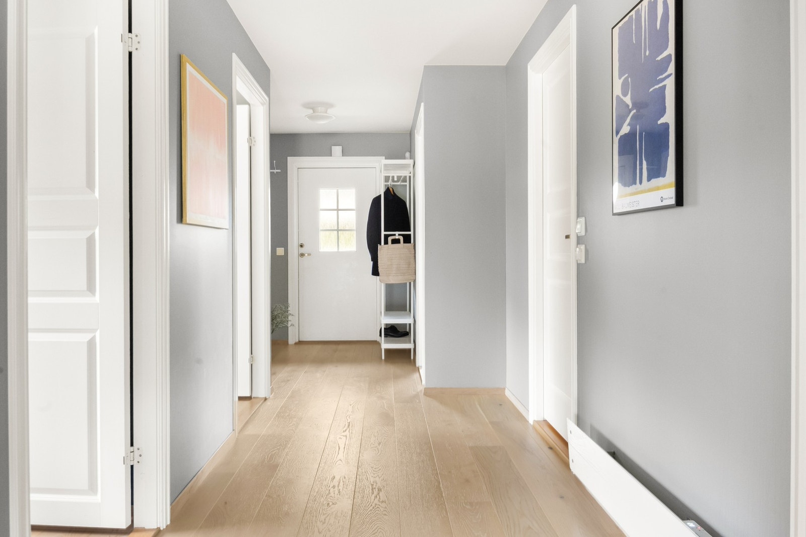 Veggene er malt lyse og gulvet er dekket med en-stavs eikeparkett fra 2019. Galleribilde