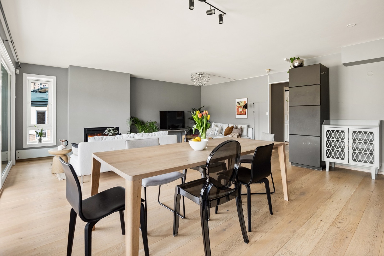 Stuen har god utforming og er enkel å møblere. Det er naturlig plass til både en spisegruppe, sofa og TV med tilhørende møblement. Galleribilde