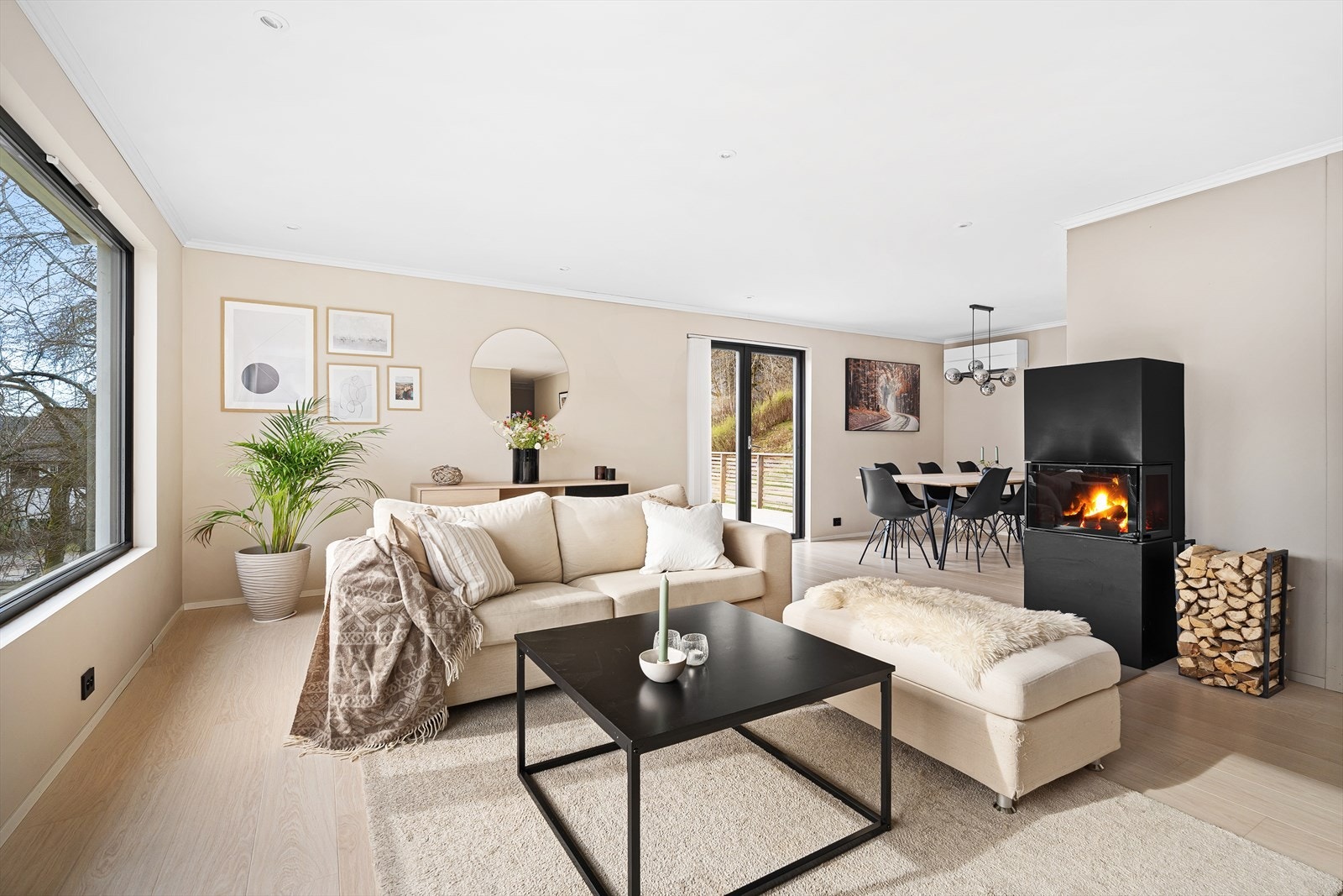 Boligens 1.etg. består av en entre/mellomgang, en stor åpen stue/kjøkkenløsning med tilkomst til terrasse, samt 2 soverom og bad med egen vaskeromsnisje i skyvedør. Galleribilde