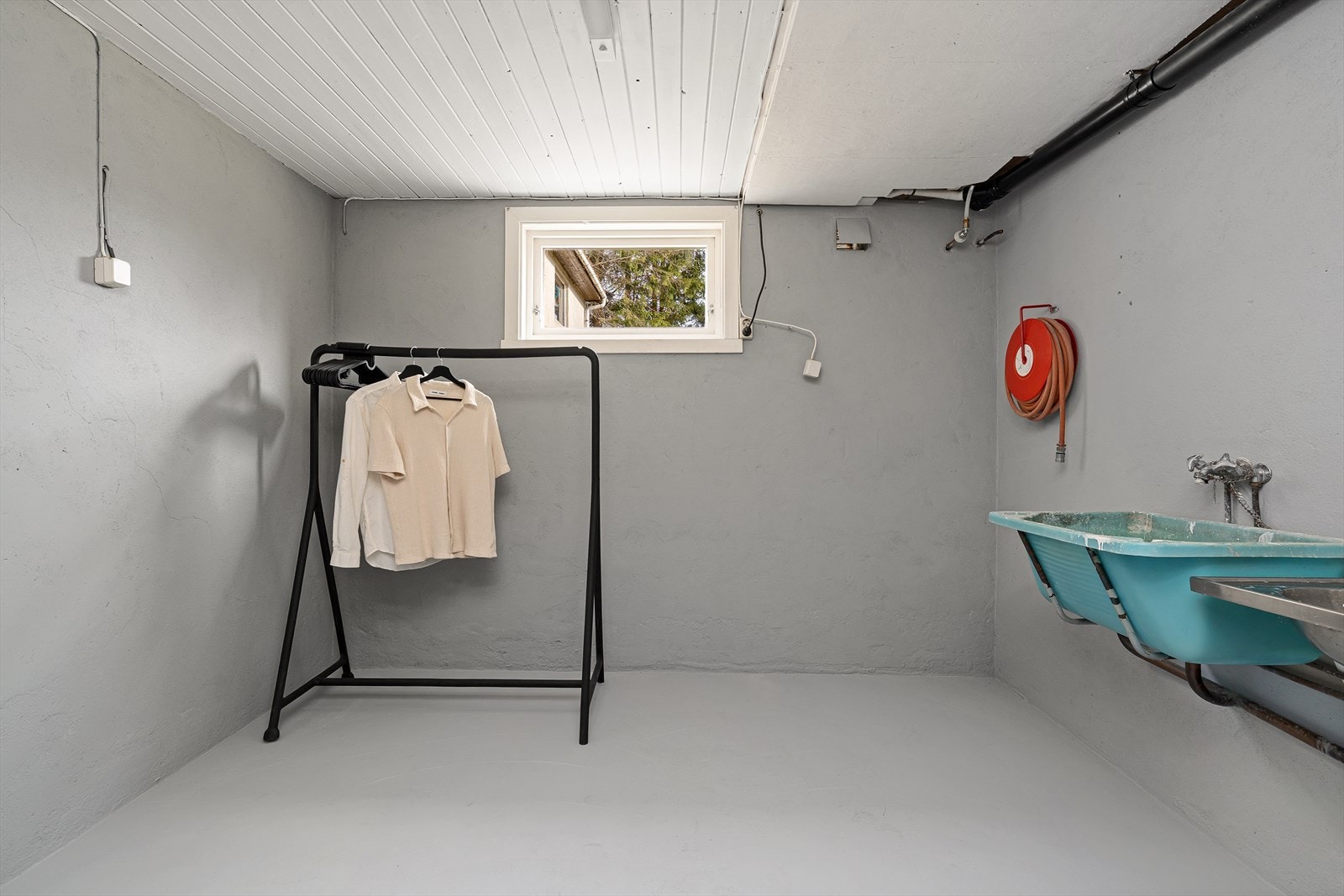 Det gamle vaskerommet er malt og har betonggulv og vegger. Galleribilde