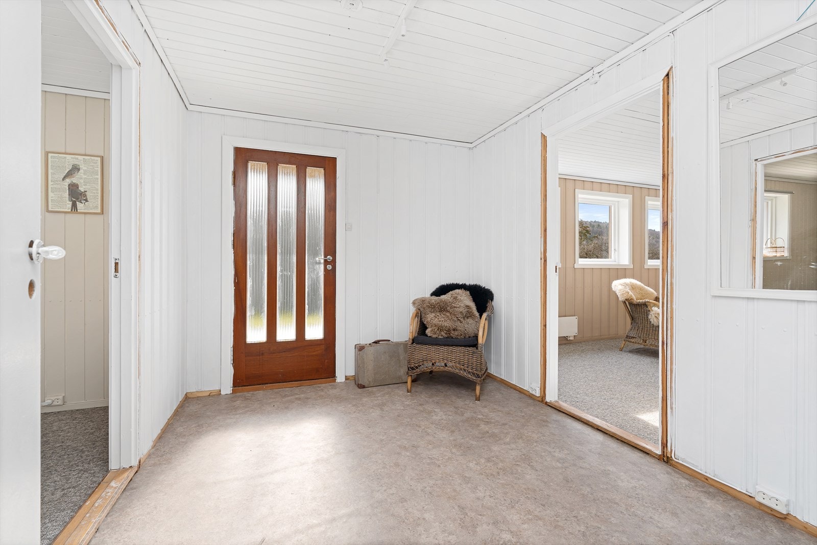 Det er en egen inngangsdør til underetg., samt en mellmomgang og videre inn til stue/hobbyrom, og soverom/bod. Galleribilde