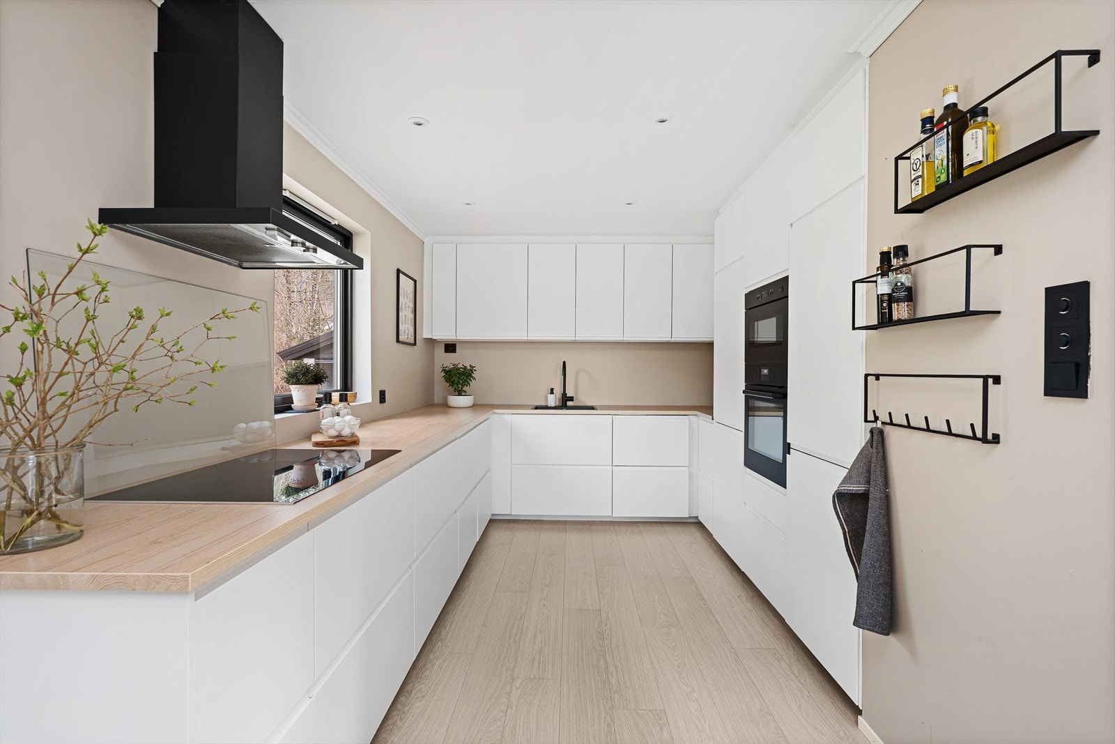 Kjøkkenet er delikat og moderne fra Ikea, nytt i 2020. Det har integrerte hvitevarer som stekeovn, mikrobølgeovn, kjøleskap med frysedel, platetopp (90 cm bredde), samt oppvaskmaskin. Du har forøvrig rikelig med skap- og benkeplass! Galleribilde