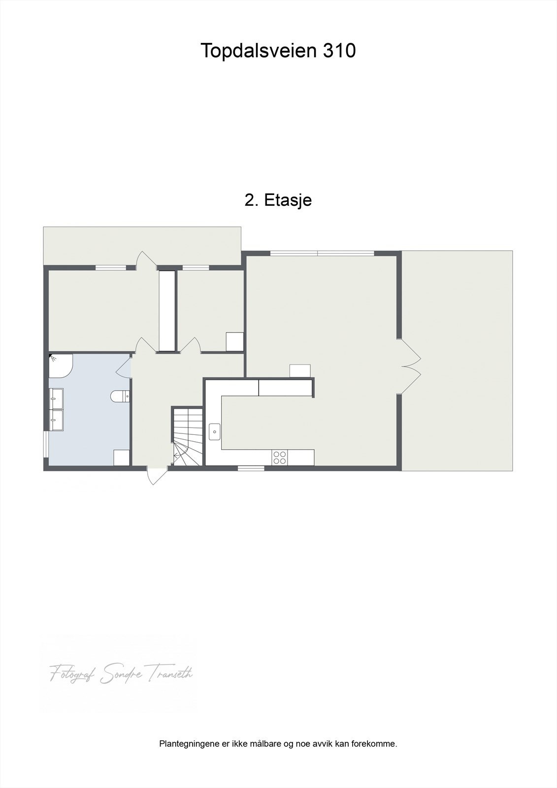 Planløsning 1.etg.: entre/mellomgang, bad, 2 stk. soverom, samt åpen stue/kjøkkenløsning med tilkomst til terrasse. Galleribilde