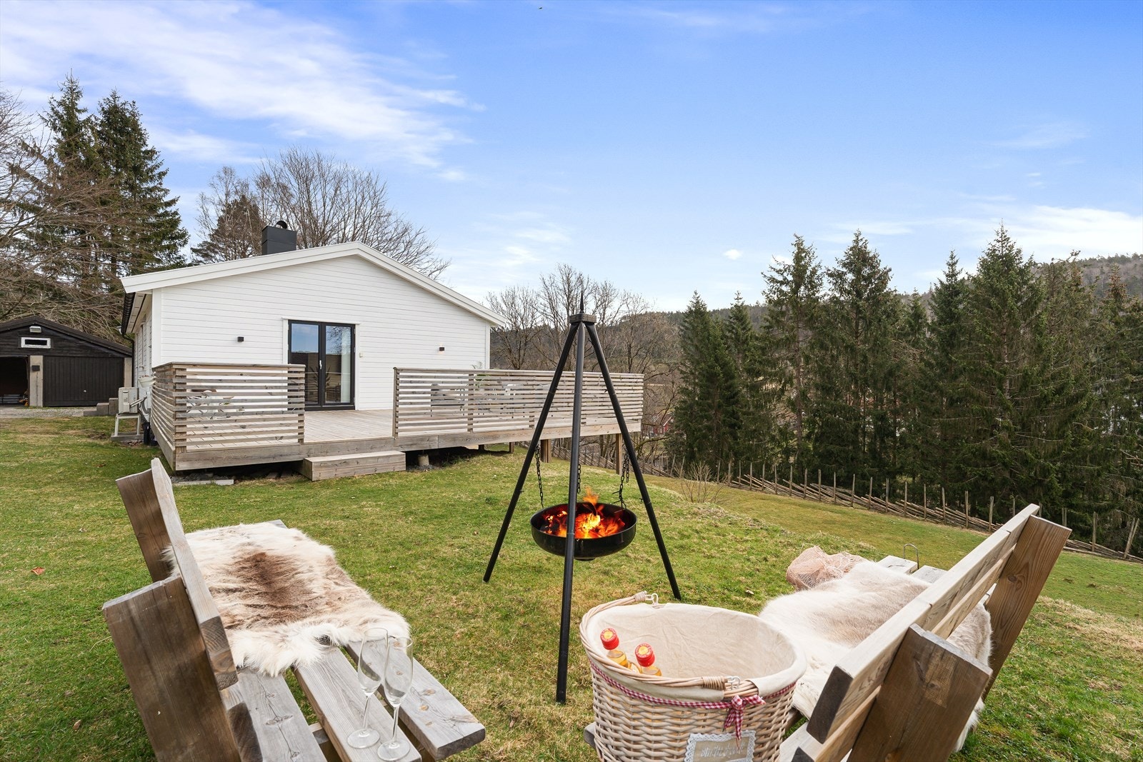 Nåværende eier har opparbeidet tomten med en grillplass, og en større terrasse med tilkomst fra den åpne stue/kjøkkenløsningen. Galleribilde