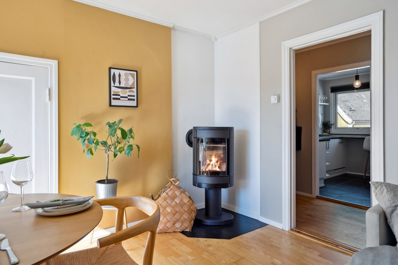 Legg merke til herlig peis. Leiligeheten er også malt i behagelige farger, som gir en ordentlig fin hjemmefølelse Galleribilde