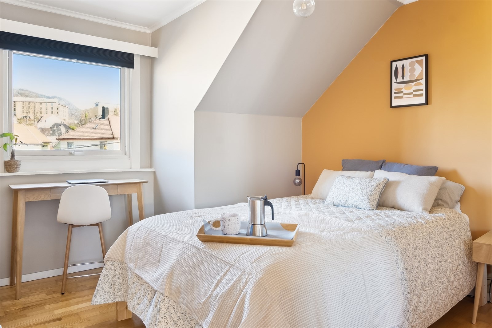 Leilighetens soverom er svært koselig, og gir plass til dobbeltseng, skrivebord/kommode.. Galleribilde