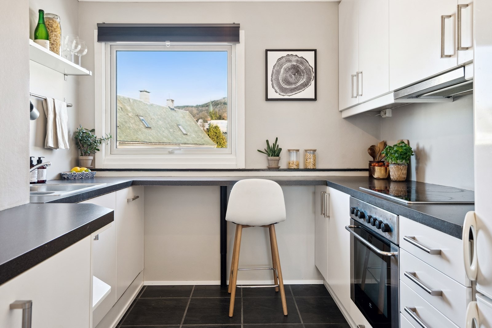 Kjøkkenet har slette fronter og benkeplater av laminat fra Ikea. Galleribilde