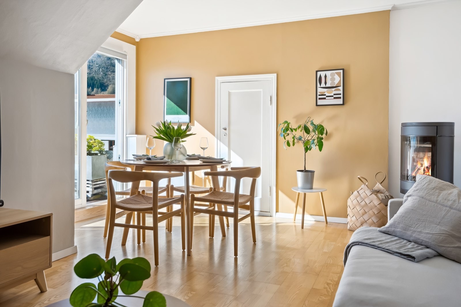 Velkommen til denne sjarmerende 2-roms leilighet med perfekt beliggenhet på Kronstad - I et rolig område, men med nærhet til Bybanen og HVL! Galleribilde