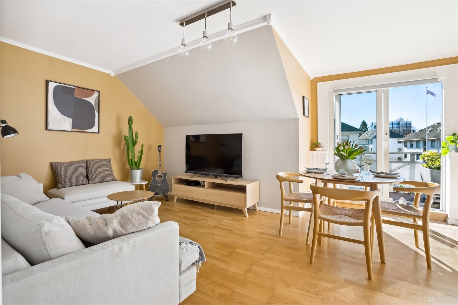 Lys og trivelig stue med god planløsning. Her kan du innrede med sofa- og TV krok, samt spisebord Galleribilde