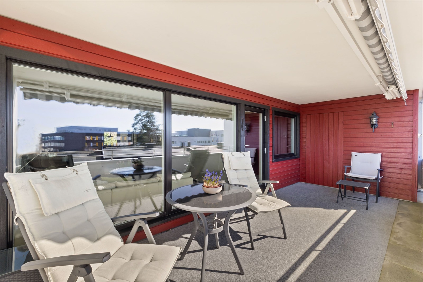 Vestvendt terrasse på ca. 13 kvm. Galleribilde