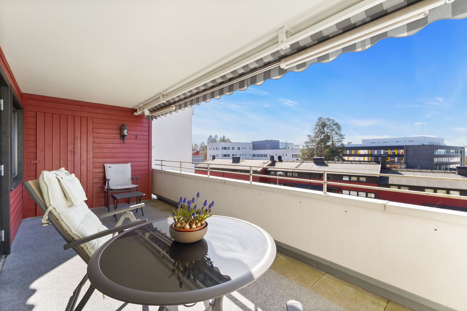 Vestvendt terrasse på ca. 13 kvm. Galleribilde