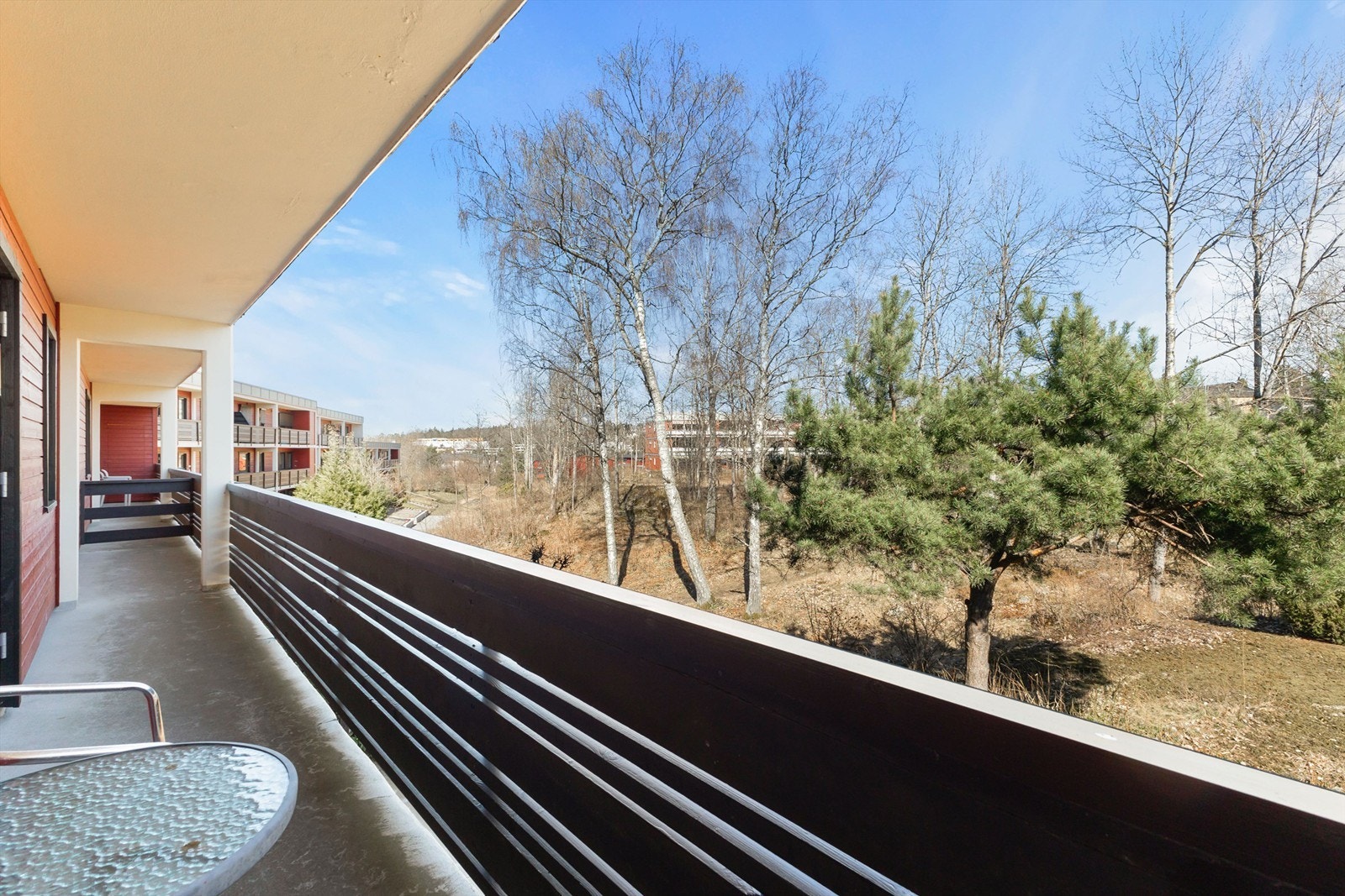 Østvendt balkong med morgensol og hyggelig utsyn. Galleribilde