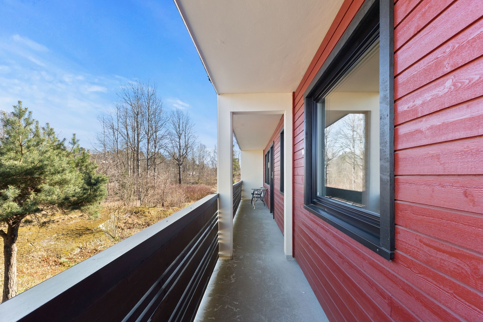 Østvendt balkong med morgensol og hyggelig utsyn. Galleribilde