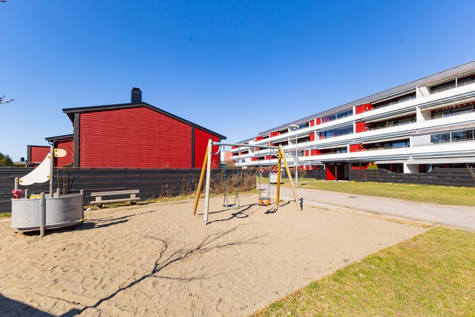 Ivar Knutsons vei 19 ligger flott til i et bilfritt og barnevennlig boligområde på Nordseterfeltet, med hyggelige opparbeidede fellesarealer og omkringliggende friområder. Galleribilde