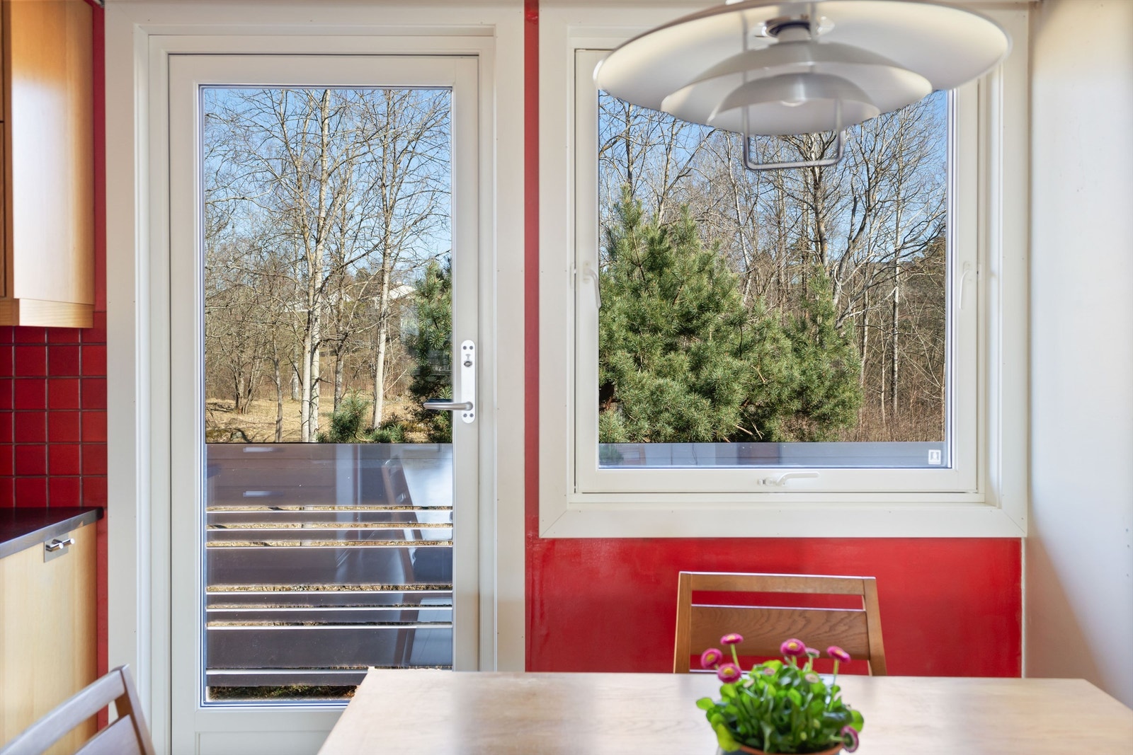 Fra kjøkkenet er det direkte utgang til en østvendt balkong med morgensol og hyggelig utsyn. Galleribilde