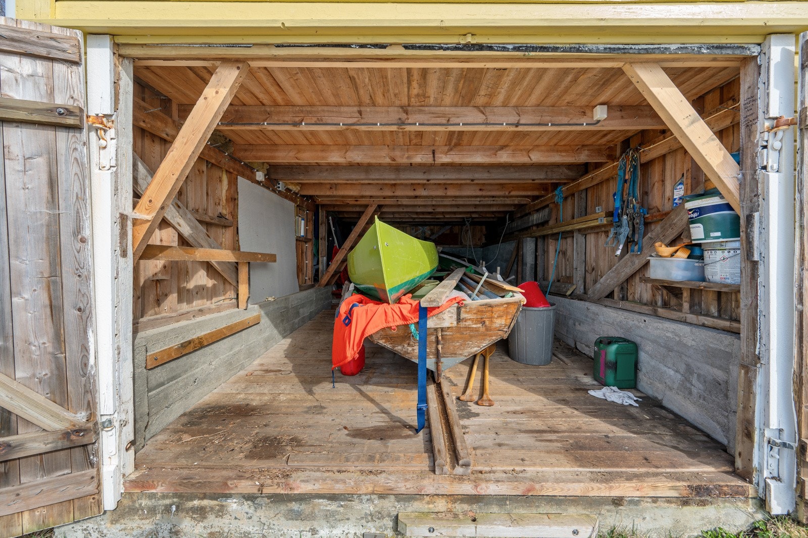 Naust med plass til båt Galleribilde