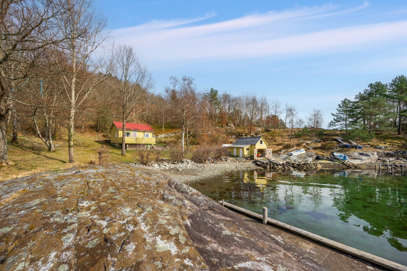 Det er brygge, sandstrand og naust Galleribilde