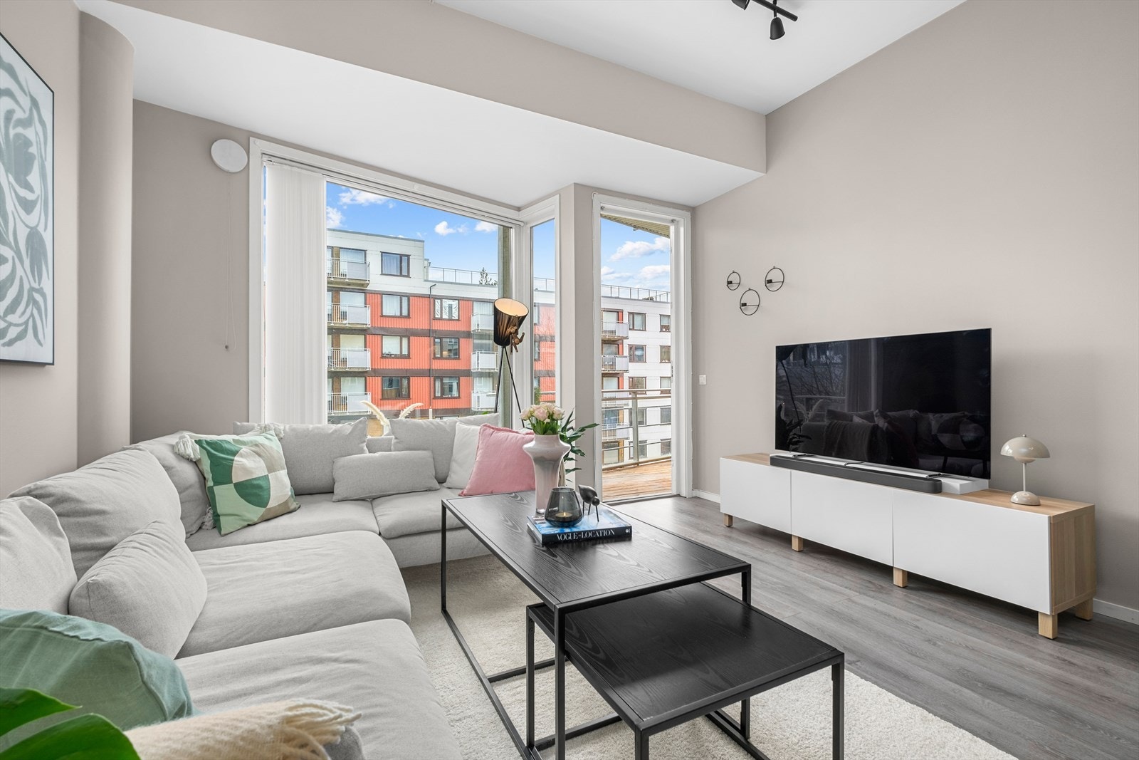 Leiligheten har store og flotte vindusflater som gir godt med naturlig lysinnslipp og bidrar til en god atmosfære. Galleribilde