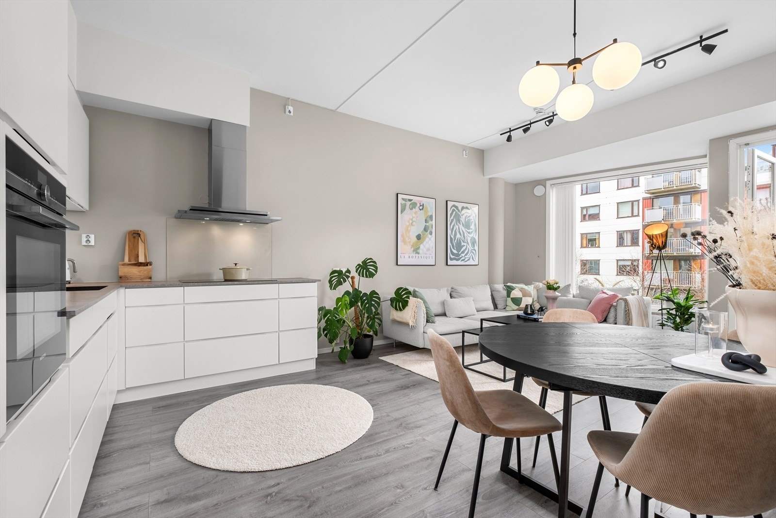 Leiligheten har kvaliteter som oppvarming via fjernvarme, heis i bygget og egen bod i kjeller. Galleribilde