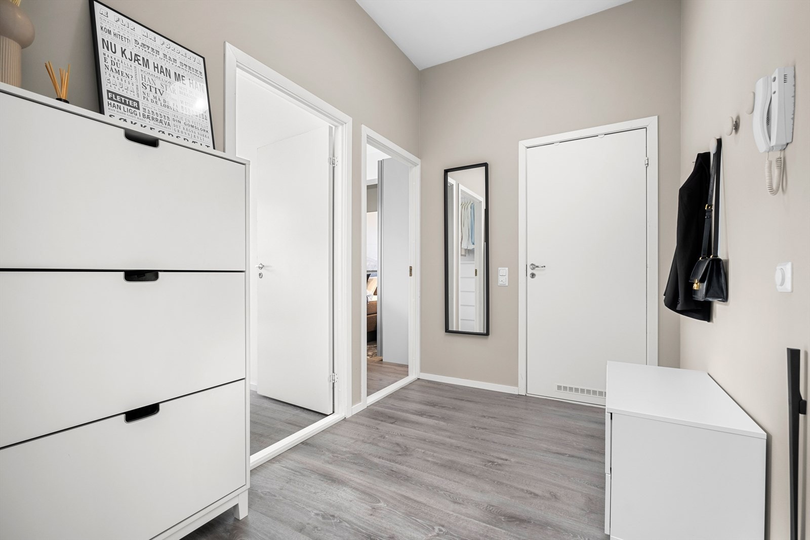 Entreen er på romslige 6m² og byr på gode oppbevaringsmuligheter for sko og yttertøy. Galleribilde