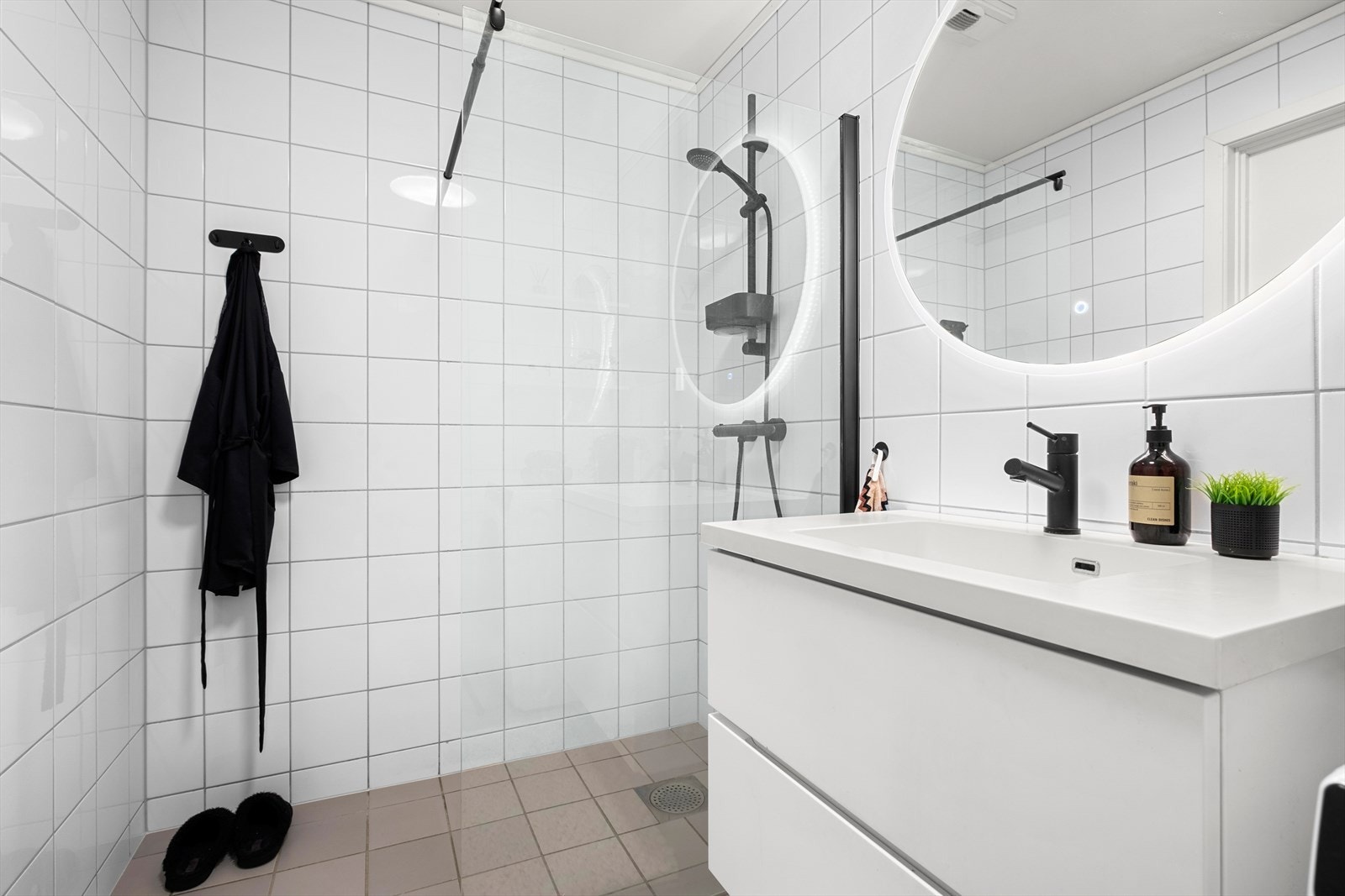 Lekkert og flislagt bad på 4,3m² og ligger i tilknytning til entre og soverommene. Galleribilde