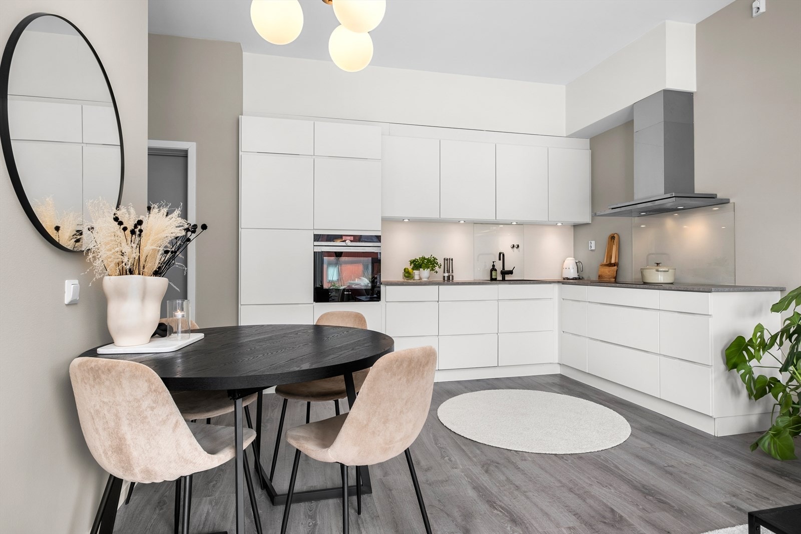 Her får du en romslig åpen løsning mellom kjøkken og stue på totalt 25,8m². Galleribilde