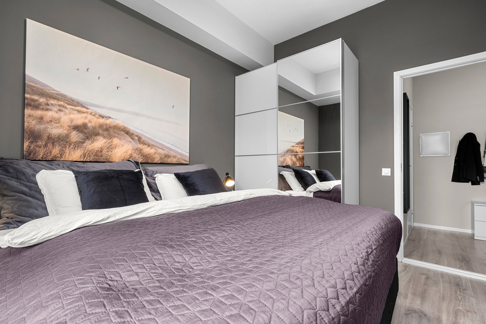 Soverommet gir fint med plass til ønsket møblering og garderobeløsninger som gir godt med oppbevaringsplass. Galleribilde