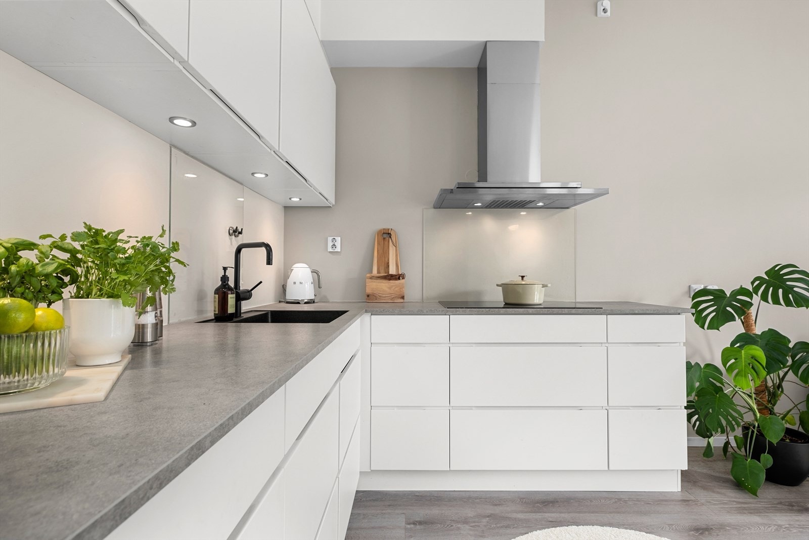 Lekkert og stort kjøkken med rikelig oppbevaringsplass i både over- og underskap. Tidligere selger opplyser om at nytt kjøkken fra KVIK ble oppgradert i 2015. Galleribilde