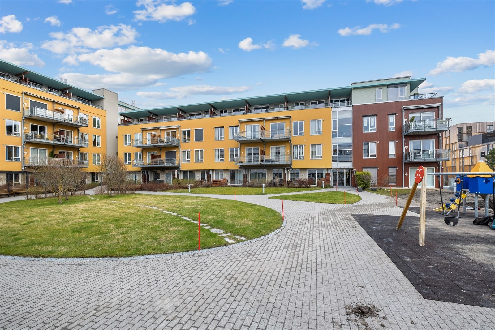 Sameiet har flotte og opparbeidede fellesarealer som kan fritt benyttes av beboerne. Her får du flere sitteplasser, grøntområder og lekeplasser. Galleribilde