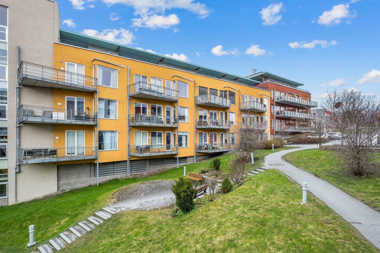 Her bor du med umiddelbar nærhet og gangavstand til Ladestien, kollektivforbindelser, treningssenter, dagligvarebutikker og et bredt utvalg av shopping- og restaurantmuligheter på kjøpesenteret City Lade og Solsiden. Galleribilde