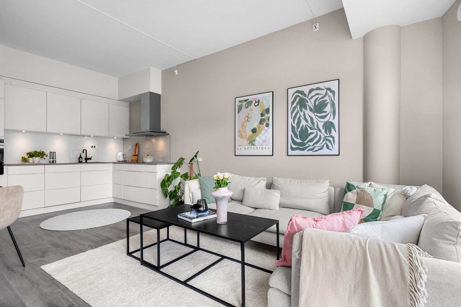 Leiligheten byr på en åpen stue- og kjøkkenløsning, 2 flotte soverom, et flislagt bad og en romslig entre. I tillegg får du en lekker balkong. Galleribilde