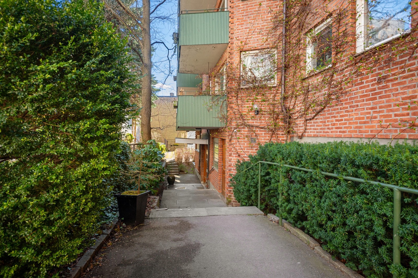 Sameiet har en hyggelig og godt opparbeidet hage, som styret og sameierne har brukt mye tid på Galleribilde