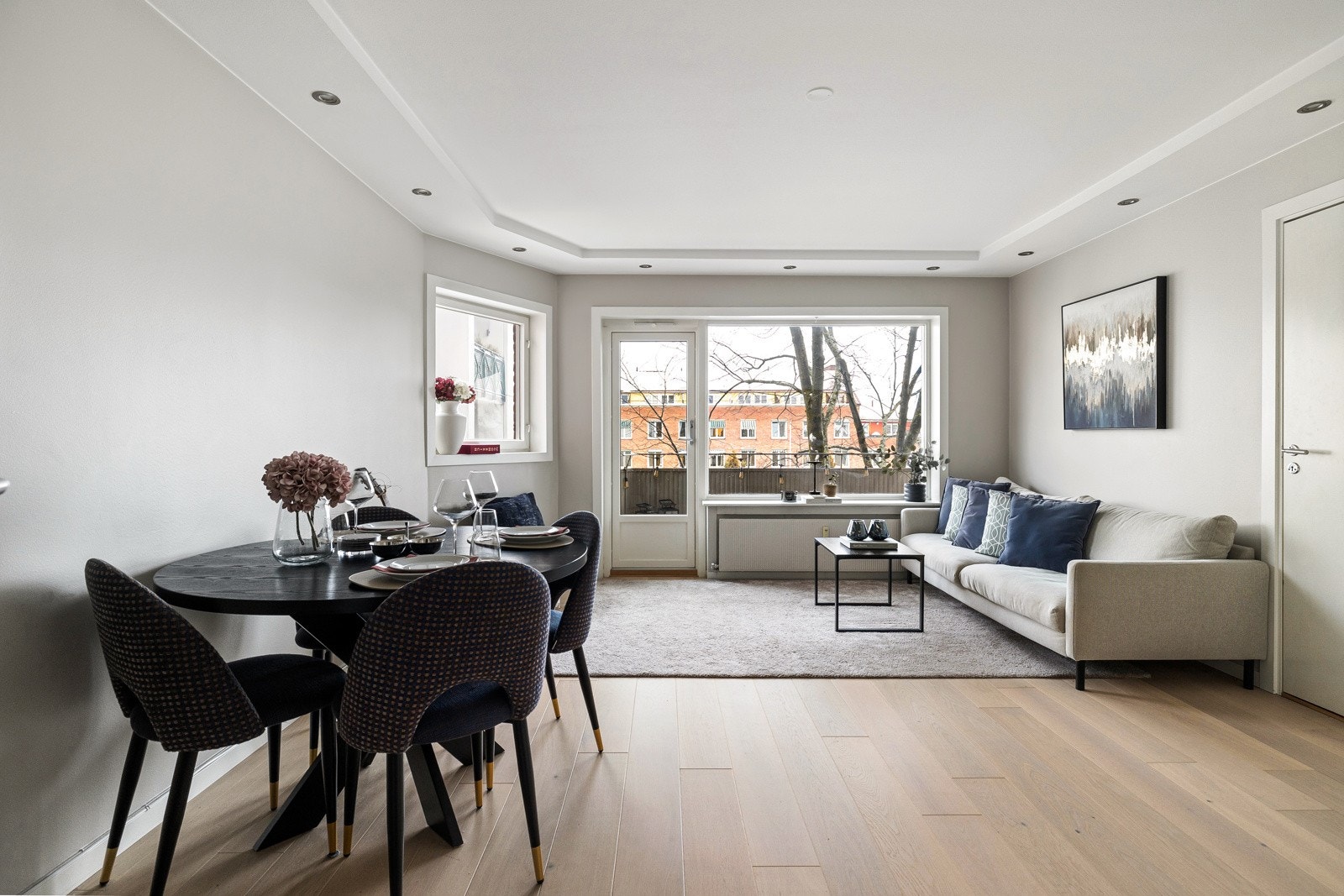 Store vindusflater slipper inn rikelig med naturlig lys Galleribilde