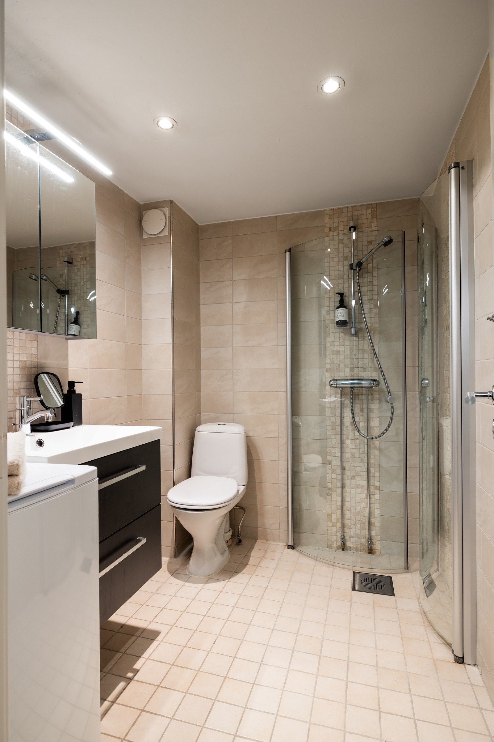 Badet er godt utnyttet og i 2022 ble det montert ny servant, servantskap og speilskap Galleribilde