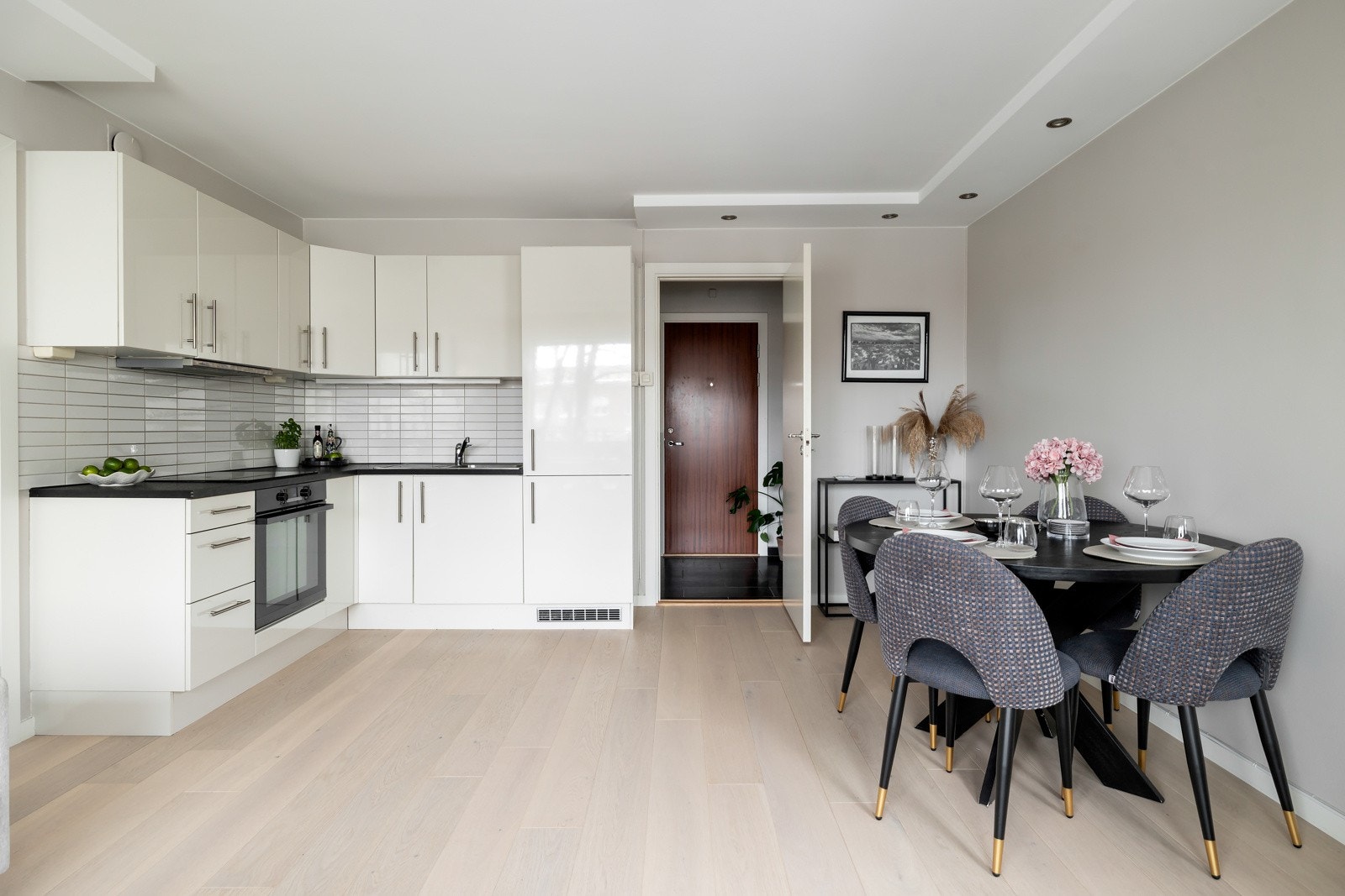 Kjøkkenet ligger i åpen løsning med stuen Galleribilde