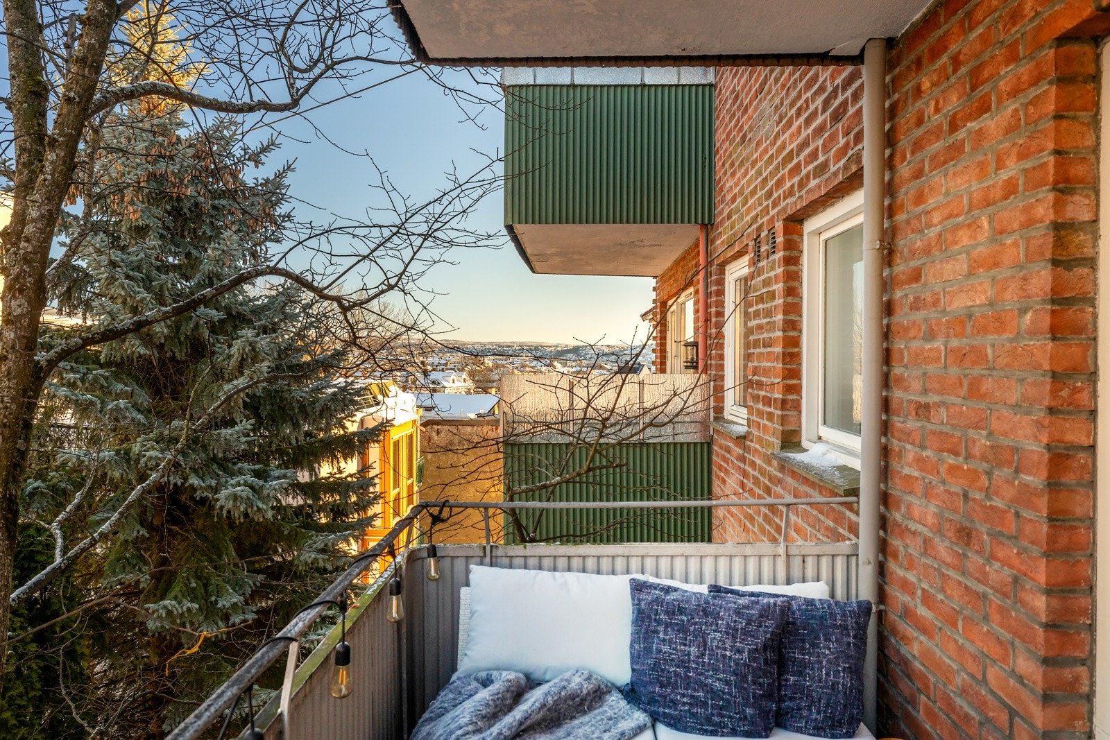 Balkongen er overbygget som gjør det lunt og godt på kveldstid Galleribilde