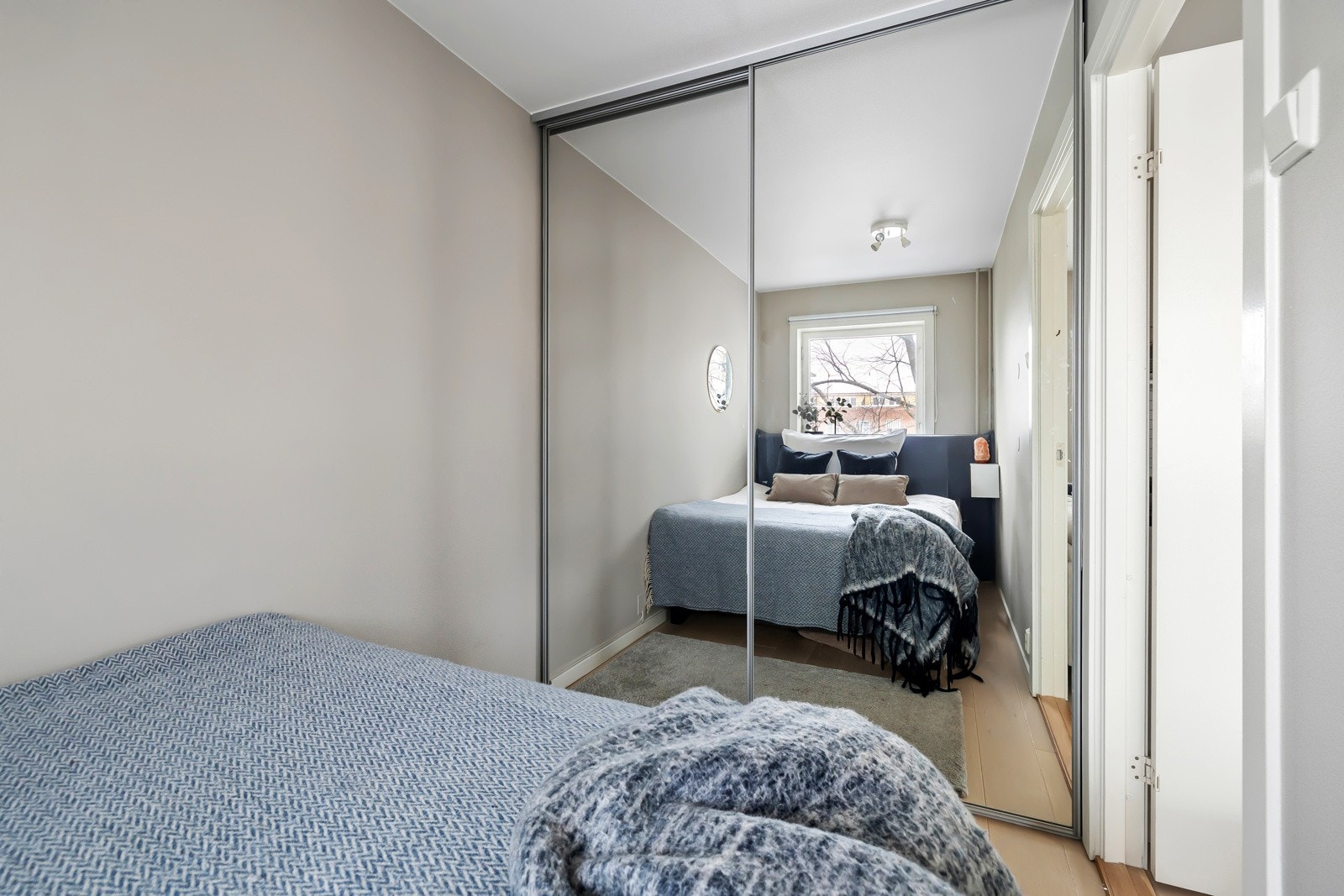 Rommet har god plass til dobbeltseng og nattbord, og er innredet med garderobeskap Galleribilde