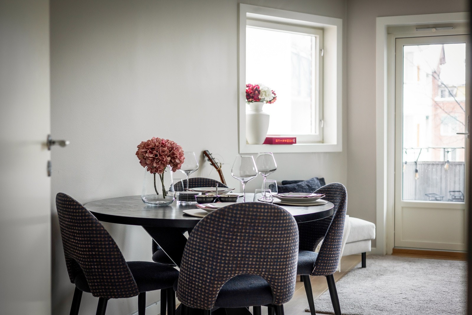 Veggene er lysmalte og i 2022 ble det lagt ny parkett på gulv Galleribilde