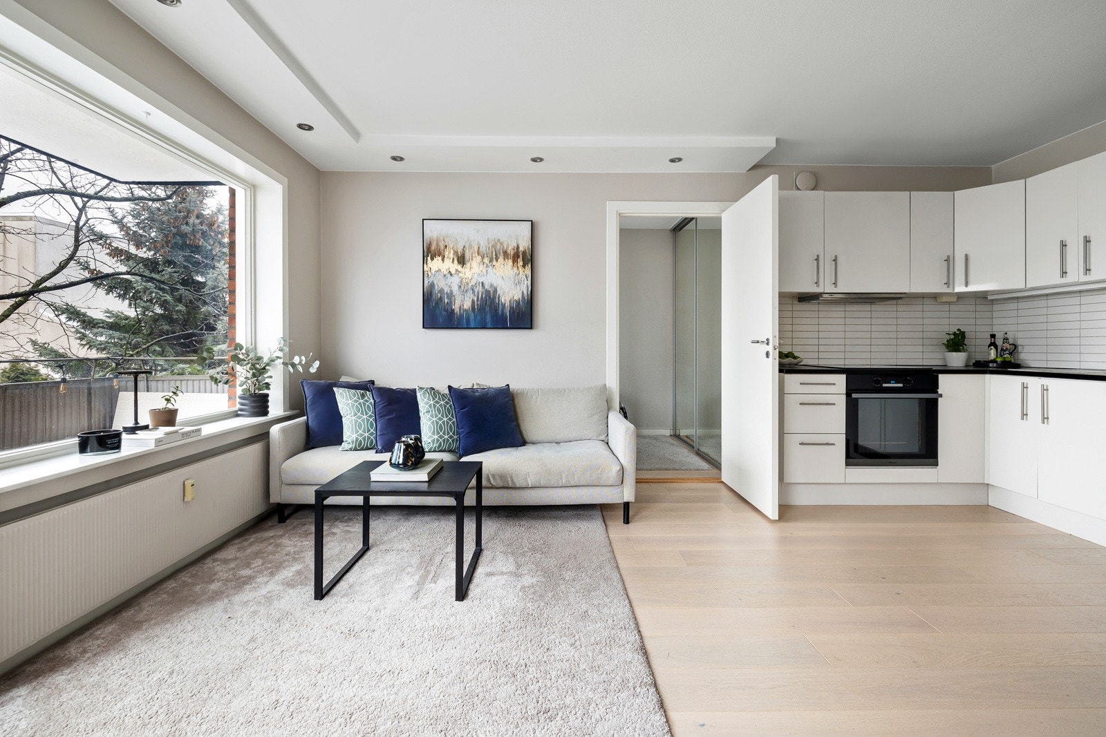 Boligen varmes opp via fjernvarmeanlegg med vannbåren varme via radiatorer Galleribilde