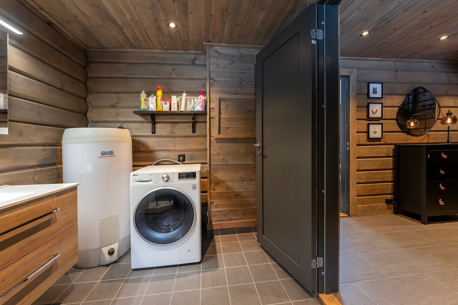 Det er 2 bad i hytta. Dette er badet i 1.etasjen. Galleribilde