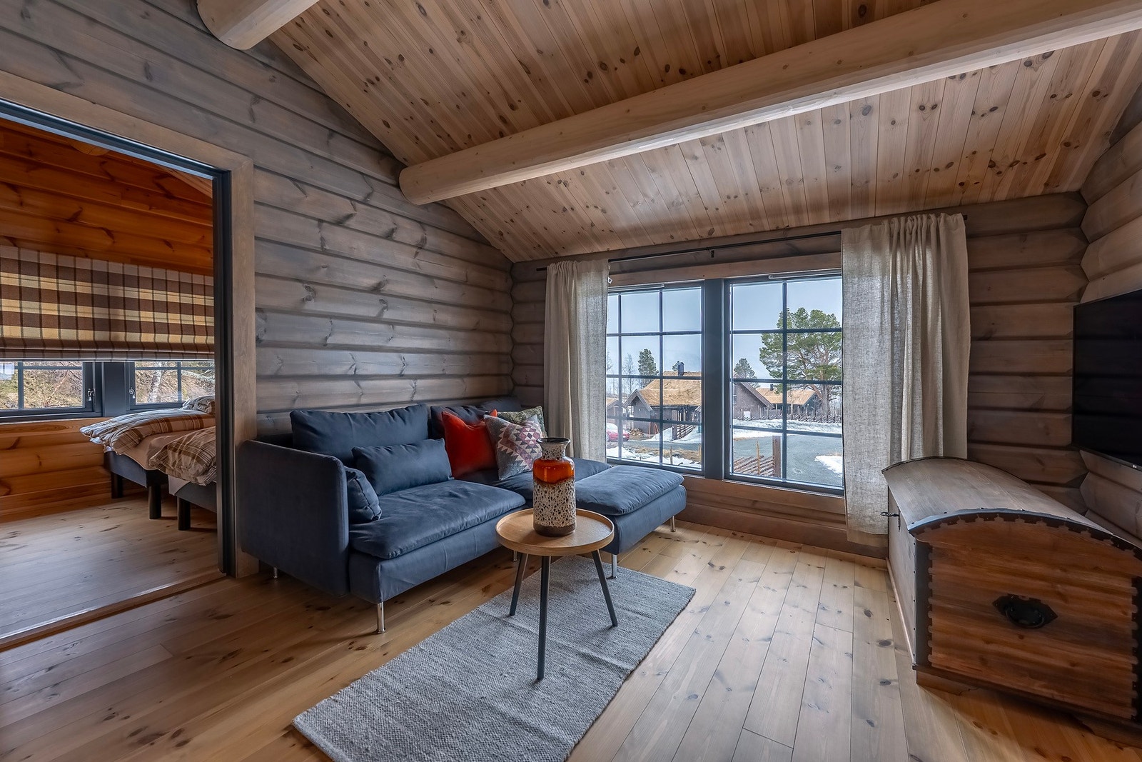 De store vindusoverflatene og den gode takhøyden gir rommet en romslig og luftig følelese. Galleribilde