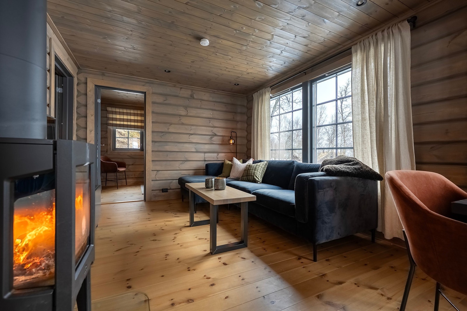 Det er innredet peisovn i rommet. Galleribilde