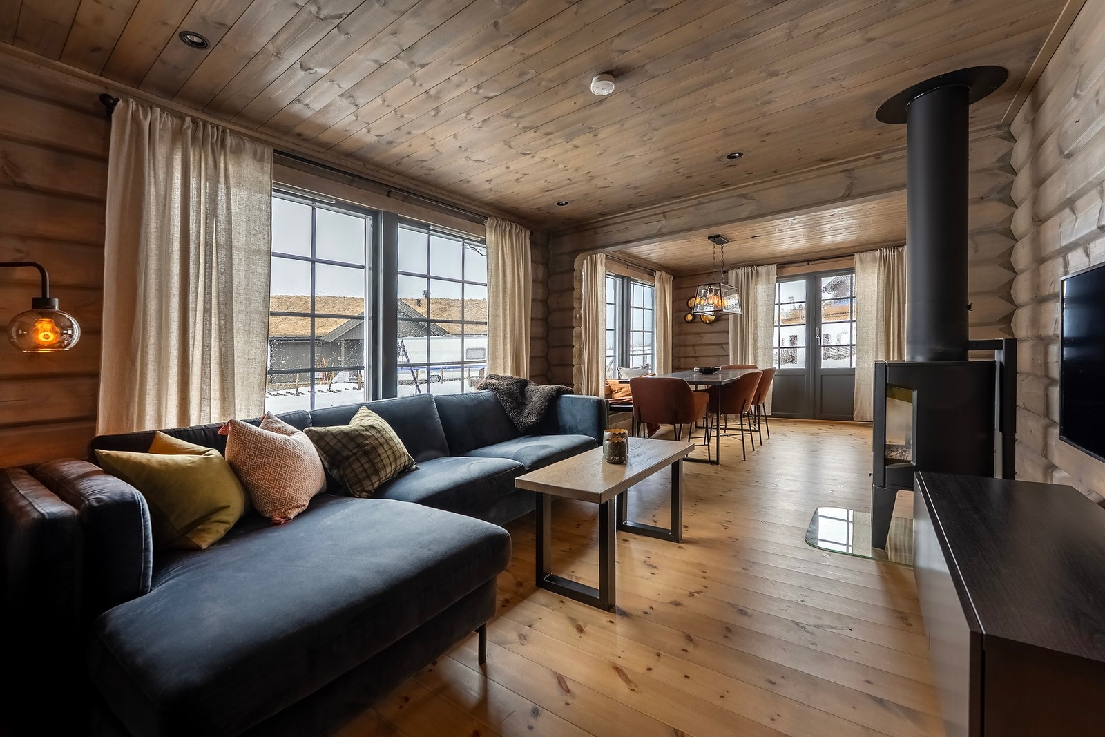 En innholdsrik tømmerhytte med bla: 4 soverom, 2 bad, 2 stuer og egen utvendig bod. Galleribilde