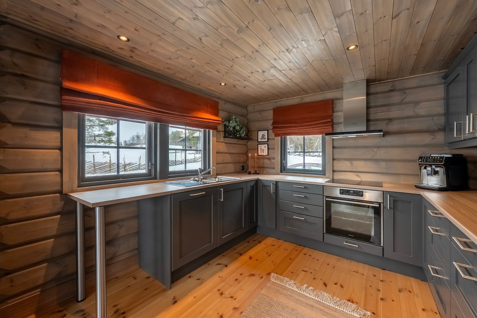 Romslig kjøkken som byr på masse benkeplass. Galleribilde