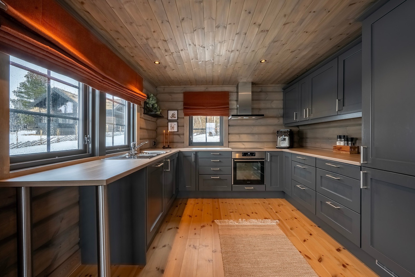 Moderne og stilrent kjøkken fra byggeår (2021). Galleribilde