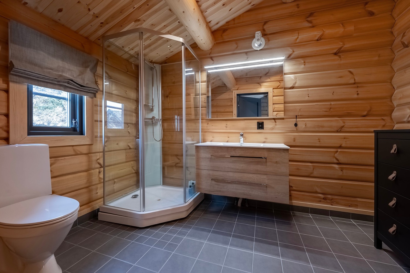 Badet er på henholdsvis 6,5 kvm. Galleribilde